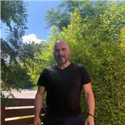 Profesor que disfruta la docencia de estadística a grupos con diferentes niveles de conocimiento